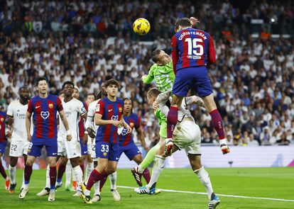 Andreas Christensen, jugador azulgrana, marca el primer gol tras un tiro de esquina, durante el clásico de este domingo. 