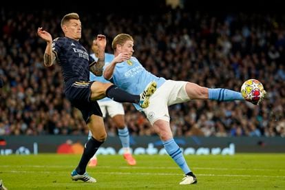 Kevin De Bruyne golpea el balón ante Toni Kroos.