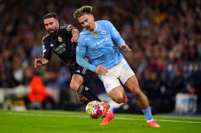 Jack Grealish del Manchester City, se escapa con la pelota, ante Dani Carvajal del Real Madrid.