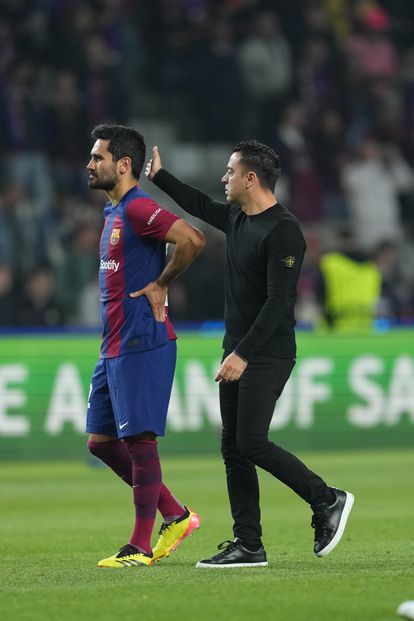 Xavi consuela a Gündogan después del encuentro ante el PSG