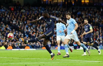 Rudiger remata a puerta durante el partido.