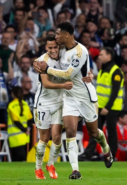 Bellingham y Lucas Vázquez celebran el gol del primero.