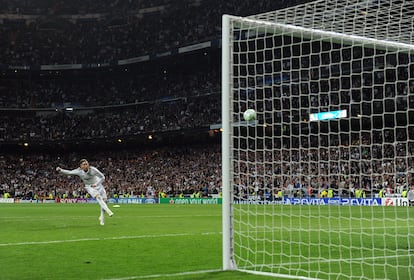 Sergio Ramos manda a las nubes el penalti de la tanda de semifinales de la Champions de la 2011-12.