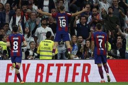 El centrocampista del FC Barcelona Fermín López celebra su gol durante el partido de este domingo en el estadio Santiago Bernabéu.
