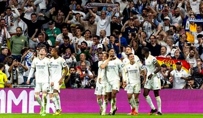 Los jugadores del Real Madrid celebral el gol de Bellingham, que le daría el triunfo ante el Barcelona en el Clásico.