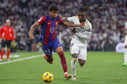 El delantero español del FC Barcelona Lamine Yamal, disputa un balón con el defensa francés del Real Madrid Eduardo Camavinga.