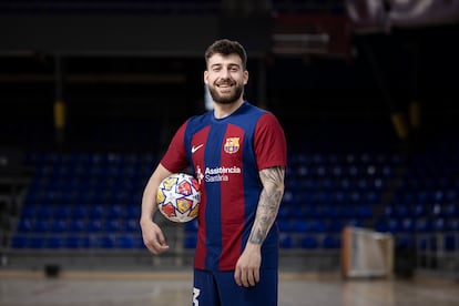 Catela posa en el Palau Blaugrana antes de partir hacia la Final Four de fútbol sala.