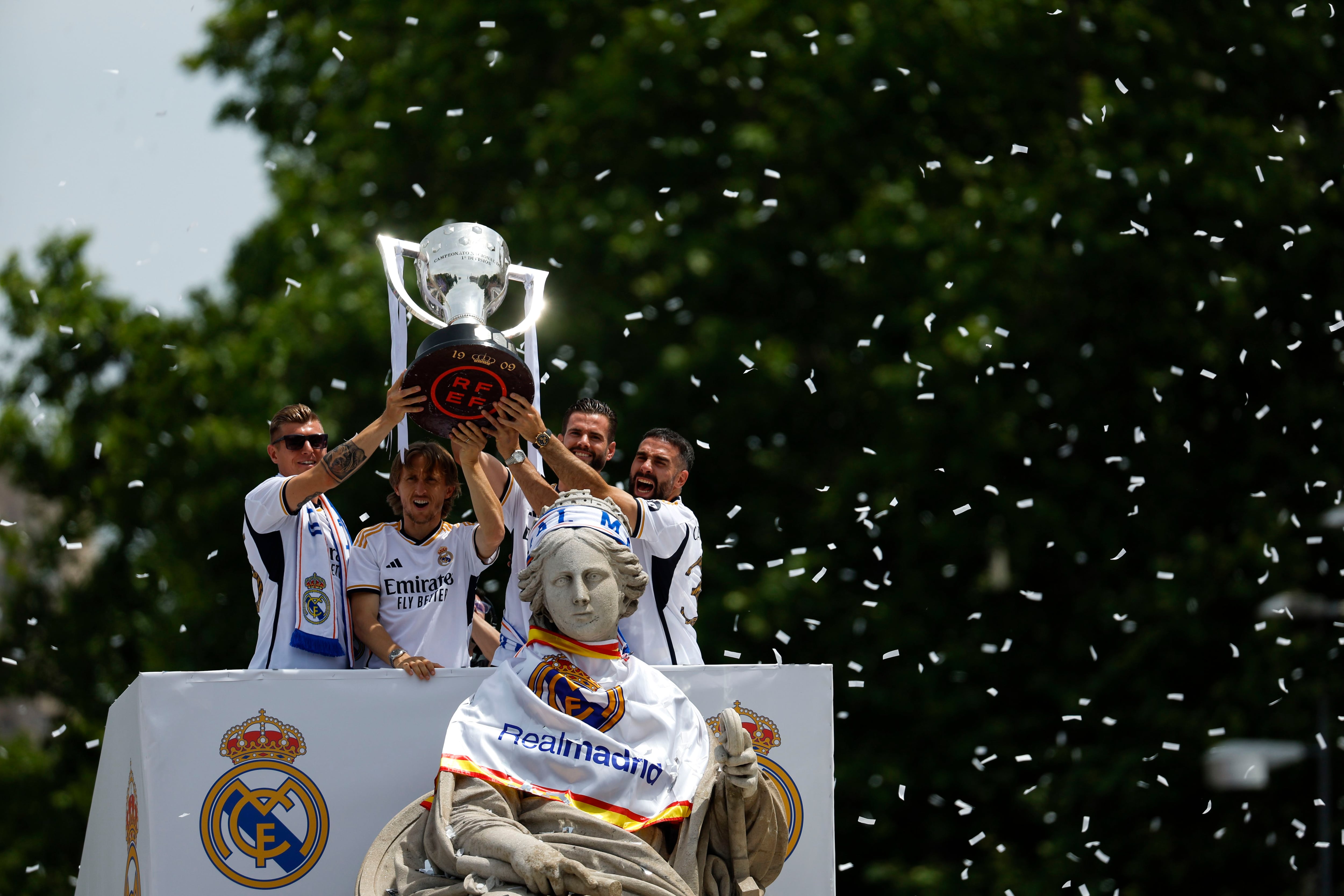 Los capitanes levantan el trofeo ante la Cibeles, este domingo.