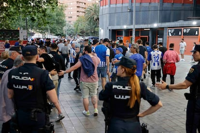 Los aficionados del equipo vitoriano abandonan el estadio al finalizar el partido.