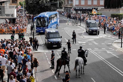 La llegada del autobús del Alavés al estadio del Valencia una hora y media antes del partido.