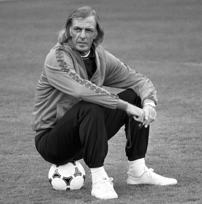 César Luis Menotti descansa durante una sesión de entrenamiento del Barcelona, en 1983. 