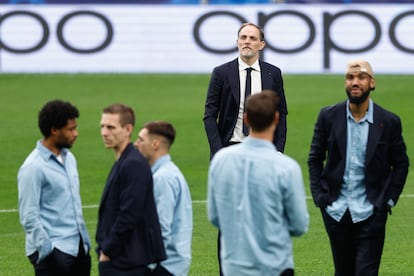 El entrenador del Bayern, Thomas Tuchel, al frente del equipo en su paseo por el Bernabéu.
