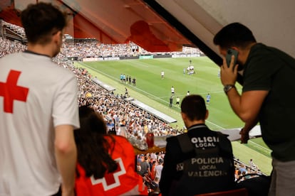 Efectivos sanitarios y de la policía local, en la sala UCO de Mestalla.