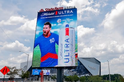 Anuncios electrónicos en los que aparece Lionel Messi frente al Mercedes-Benz Stadium, en Atlanta, donde Argentina jugará contra Canadá el 20 de junio.