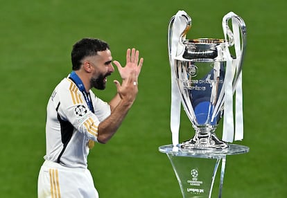 Carvajal ante la copa de Champions League.