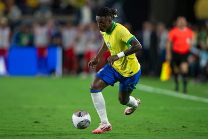 El capitán del equipo, Vinicius Junior, corre con el balón durante un partido en el estadio Comping World, en Orlando, Florida (EE UU), este 12 de junio. 