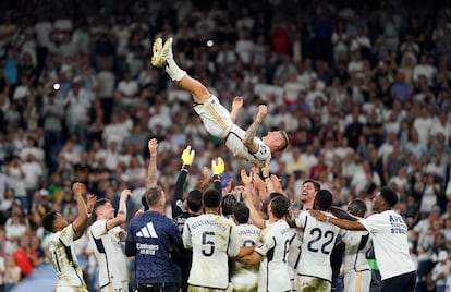 Nacho y el resto de los jugadores del Madrid mantean a Kroos la noche de su despedida del Bernabéu.