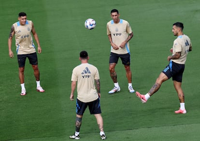 Los argentinos Ángel Di María, Leandro Paredes y Lionel Messi entrenan en el estadio de la Universidad Estatal de Atlanta, Georgia (EE UU), este 17 de junio. 