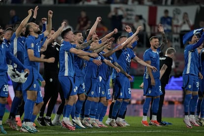 Los jugadores de Eslovenia., celebran el empate ante Inglaterra.