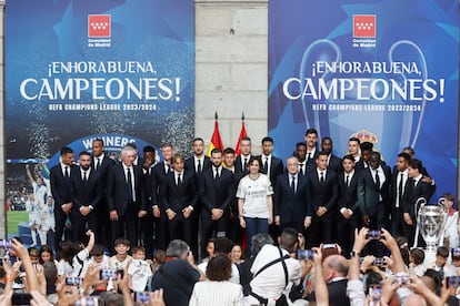 El Real Madrid posa para la foto de familia junto a la presidenta de la Comunidad, Isabel Díaz Ayuso.