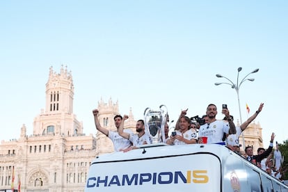 El conjunto blanco llega a Cibeles.