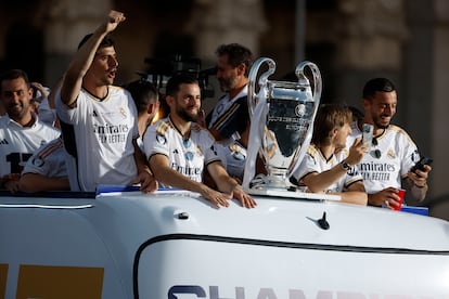 El autobús del Real Madrid llega a la plaza de la Cibeles.