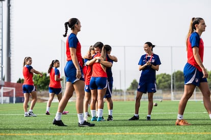 Las jugadoras del filial del Atlético se ejercitan el pasado viernes en la ciudad deportiva del club en Alcalá de Henares.