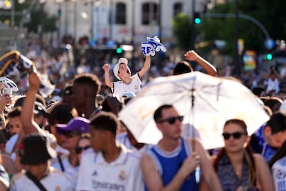 Aficionados del Real Madrid esperan al equipo en la plaza de la Cibeles.