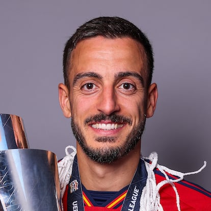 ROTTERDAM, NETHERLANDS - JUNE 18: Joselu of Spain poses for a photograph with the UEFA Nations League Trophy during the UEFA Nations League 2022/23 at De Kuip on June 18, 2023 in Rotterdam, Netherlands. (Photo by Dean Mouhtaropoulos - UEFA/UEFA via Getty Images)