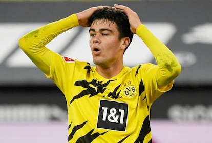 Gio Reyna durante un partido con el Borussia Dortmund.