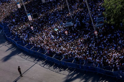 Miles de aficionados del Real Madrid han acudido a la Fuente de Cibeles.