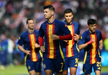 Álvaro Morata (centro), junto a otros jugadores de la selección española, minutos antes del comienzo del partido ante Croacia.