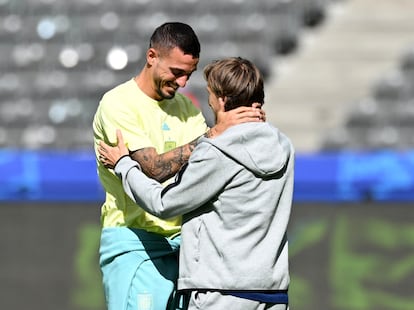 El español Joselu y el croata Luka Modric, ambos jugadores del Real Madrid, se saludan minutos antes del comienzo del partido que enfrenta a las dos selecciones.