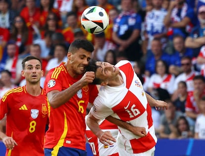 Rodri controla el de cabeza ante el croata Ante Budimir.