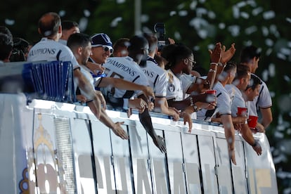 El autobús del Real Madrid, con los ganadores de la Decimoquinta, enfila hacia la Cibeles.