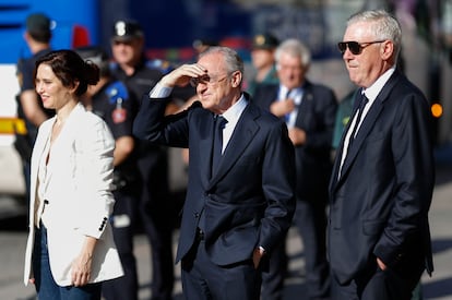 El entrenador del Real Madrid, Carlo Ancelotti, y el presidente del club, Florentino Pérez, junto a la presidenta de la Comunidad de Madrid, Isabel Díaz Ayuso, a su llegada este domingo a la Real Casa de Correos, sede de la Comunidad de Madrid.