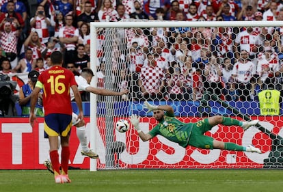 Unai Simón, portero de España, para el penalti lanzado por el croata Bruno Petkovic. 