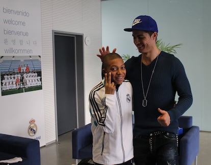 Mbappé de niño junto a Cristiano Ronaldo.