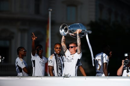 El centrocampista del Real Madrid Toni Kroos levanta el trofeo.
