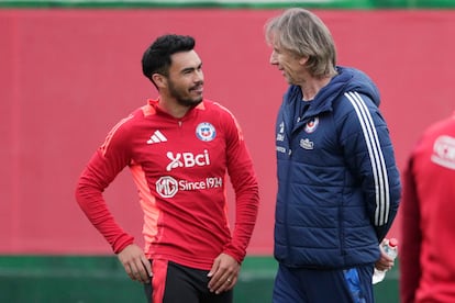 El seleccionador de Chile, Ricardo Gareca, habla con Gabriel Suazo en la Copa América 2024