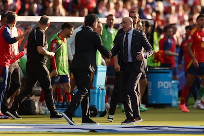 El entrenador de Croacia, Zlatko Dalic, y el de España, Luis de la Fuente, se saludan tras el partido.