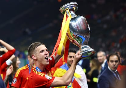 Dani Olmo levanta la Eurocopa en Berlín. 