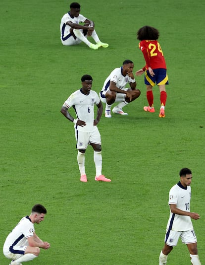 Marc Cucurella consuela a los jugadores ingleses al término de la final. 