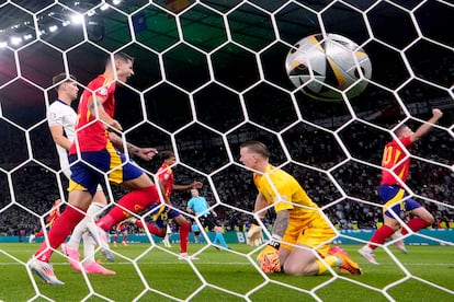 El balón, en el fondo de la red. 