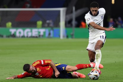 Dani Carvajal intenta atajar el avance de Jude Bellingham. 