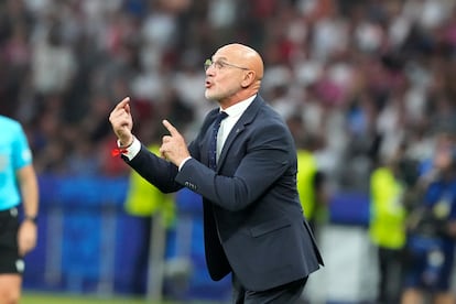 El seleccionador Luis de la Fuente da instrucciones a sus jugadores durante la final. 