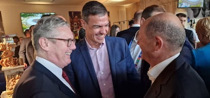 El primer ministro británico, Keir Starmer, el presidente del Gobierno, Pedro Sánchez y el canciller alemán, Olaf Scholz, en el estadio olímpico de Berlín minutos antes del arranque de la final, en una foto distribuida por la Moncloa.