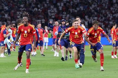 Nico Williams, Fermín López  y Lamine Yamal celebran la victoria frente a Inglaterra. 