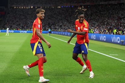 Nico Williams y Lamine Yamal bailan para celebrar el gol del primero. 