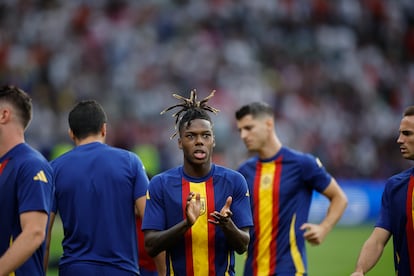 BERLÍN, 14/07/2024.- El delantero de la selección española Nico Williams durante el calentamiento previo al encuentro correspondiente a la final de la Eurocopa de naciones que disputan hoy Domingo España e Inglaterra en el Estadio Olímpico de Berlín. EFE /Alberto Estévez
